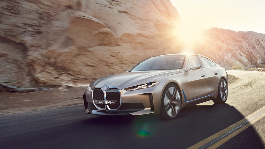 BMW i4 na sněhu BMW i4 na sněhu ze tříčtvrtečního pohledu zepředu