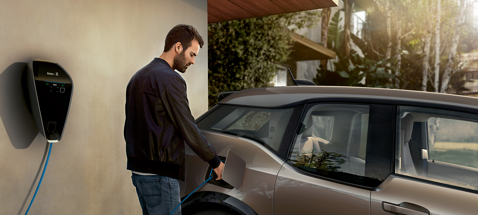 BMW i3s muž u nabíjecí stanice Nabíjení BMW BMW i3s muž u nabíjecí stanice