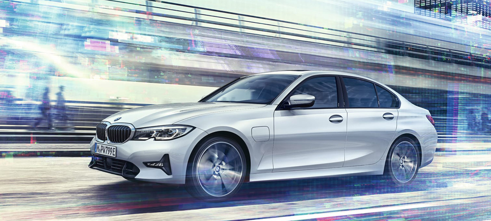 Vozidlo BMW před mostem ze tříčtvrtečního pohledu Inovativní digitální služby BMW vozidlo BMW před mostem ze tříčtvrtečního pohledu