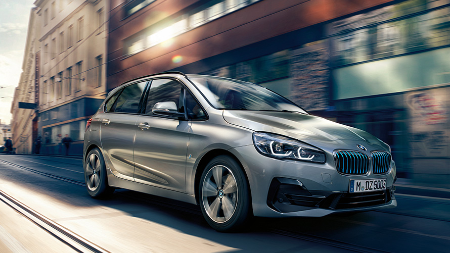 Hybridní BMW na silnici Plug-in hybridní modely BMW hybridní BMW na silnici ze tříčtvrtečního pohledu zepředu