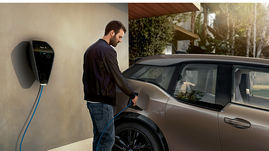 BMW i3s muž u nabíjecí stanice Nabíjení BMW BMW i3s muž u nabíjecí stanice