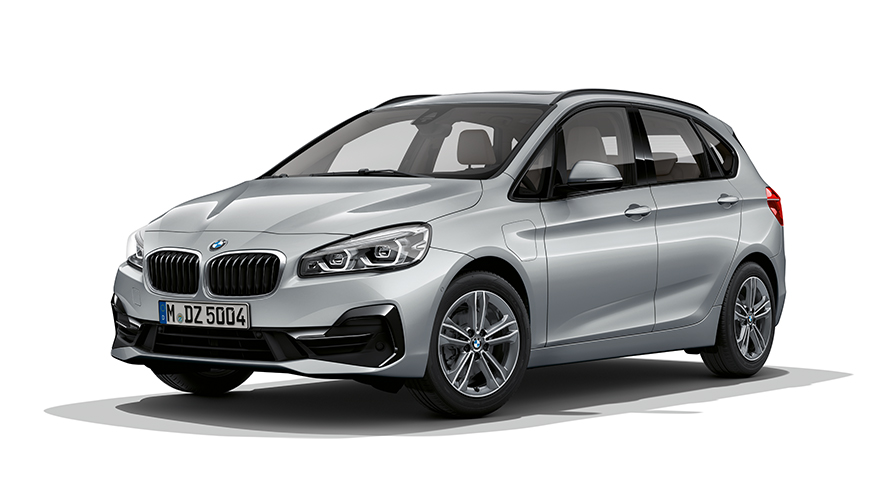 BMW 225xe Active Tourer studiová fotografie BMW 225xe Active Tourer studiová fotografie ze tříčtvrtečního pohledu zepředu