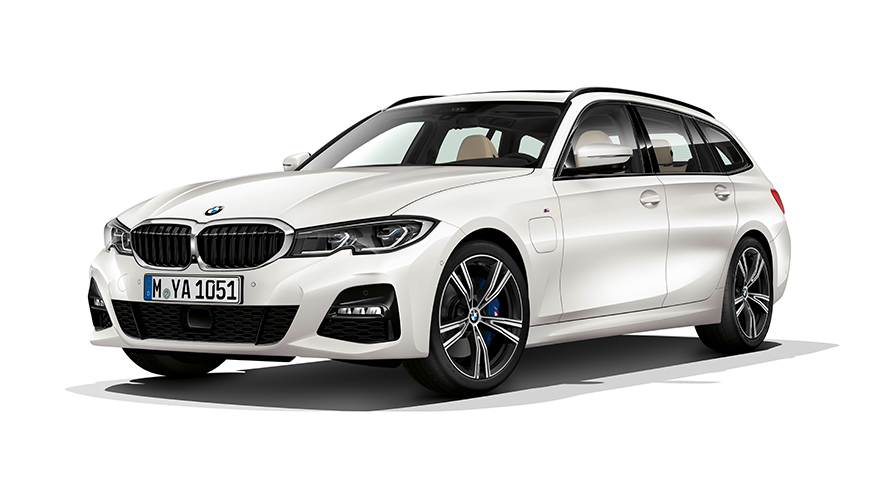 BMW 330e Touring studiová fotografie BMW 330e Touring studiová fotografie ze tříčtvrtečního pohledu zepředu