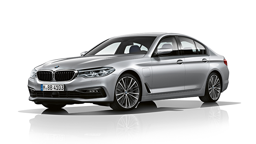 BMW 530e Sedan studiová fotografie BMW 530e Sedan studiová fotografie ze tříčtvrtečního pohledu zepředu
