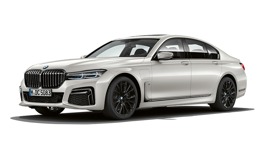 BMW 745e Sedan studiová fotografie BMW 745e Sedan studiová fotografie ze tříčtvrtečního pohledu zepředu
