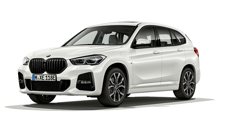BMW X1 xDrive25e studiová fotografie BMW X1 xDrive25e studiová fotografie ze tříčtvrtečního pohledu zepředu