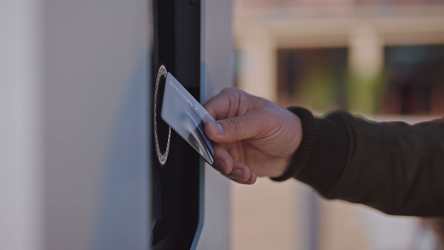 BMW elektrické vozy BMW iX nabíjení na cestách s BMW Charging vysokovýkonné nabíjecí stanice video BMW elektrické vozy BMW iX nabíjení na cestách s BMW Charging vysokovýkonné nabíjecí stanice video
