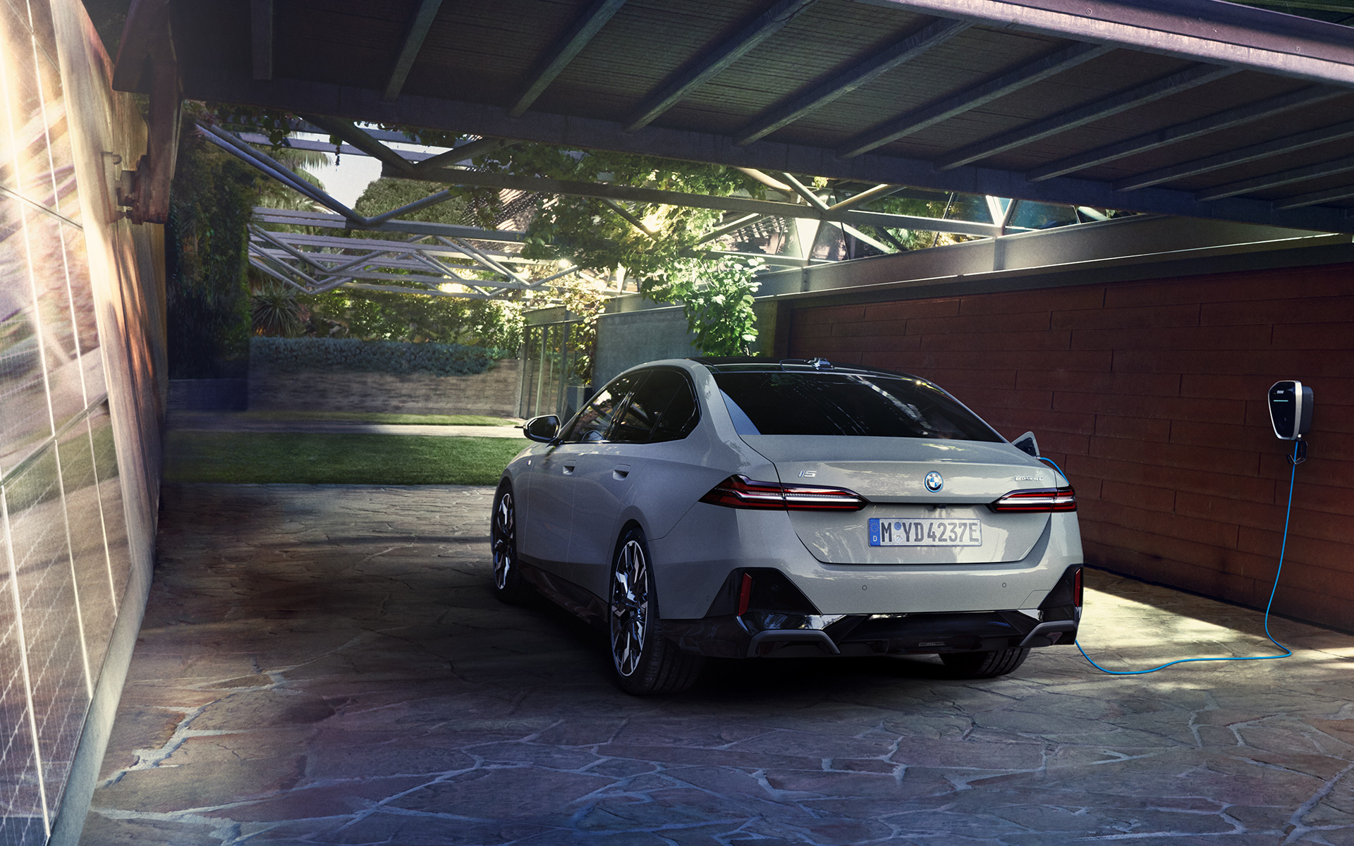 Solární nabíjení doma BMW i5 eDrive40 G60 3/4 pohled zezadu