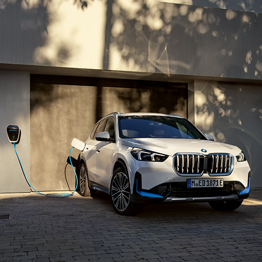BMW iX1 U11 BEV nabíjení před garáží