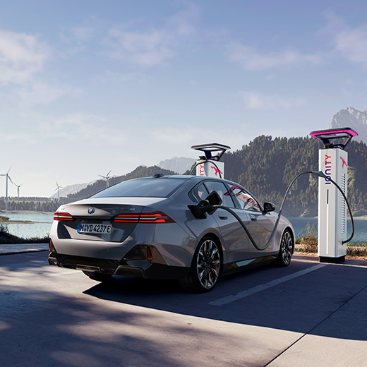 BMW i5 eDrive40 G60 u nabíjecí stanice před jezerem
