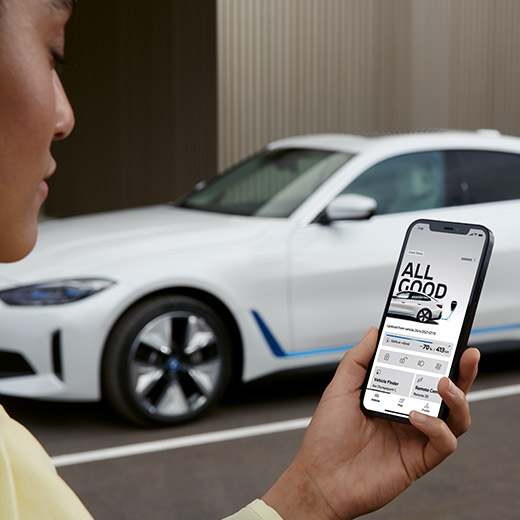 Connected Charging v aplikaci My BMW BMW i4 G26 s osobou v popředí