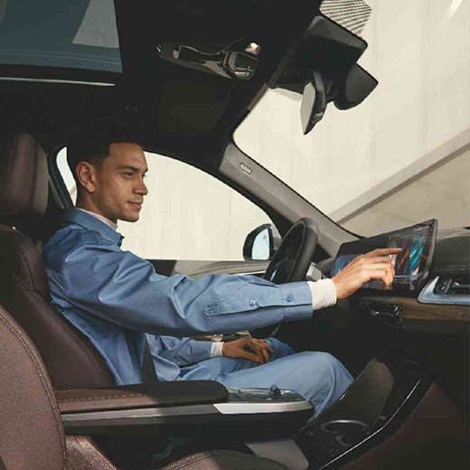 Connected Charging v BMW iX Muž obsluhuje BMW Prohnutý displej