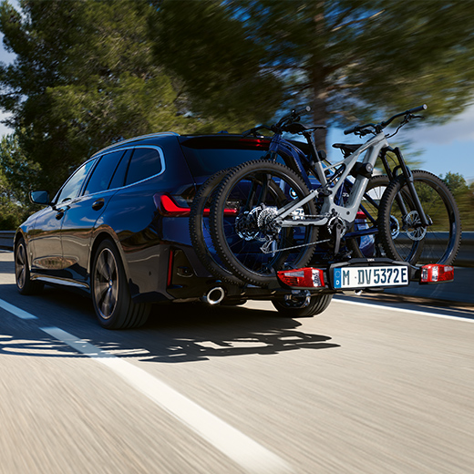 BMW řady 3 Touring G21 PHEV 3/4 jízdní záběr zezadu