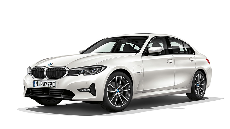 Plug-in hybridní BMW řady 3 Sedan, tříčtvrteční pohled zepředu Plug-in hybridní BMW řady 3 Sedan, studiový záběr, tříčtvrteční pohled zepředu