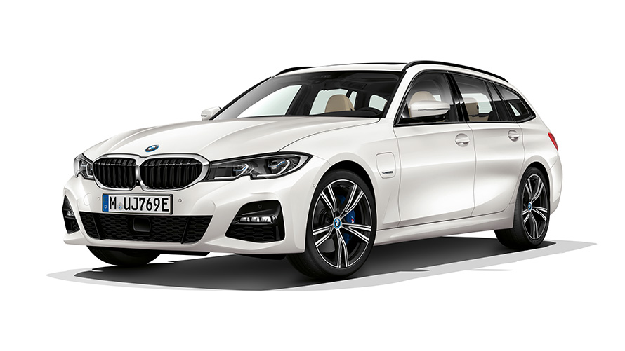 Plug-in hybridní BMW řady 3 Touring, tříčtvrteční pohled zepředu Plug-in hybridní BMW řady 3 Touring, studiový záběr, tříčtvrteční pohled zepředu