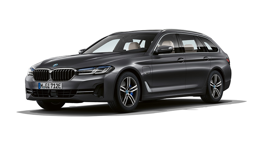 Plug-in hybridní BMW řady 5 Touring, tříčtvrteční pohled zepředu Plug-in hybridní BMW řady 5 Touring, studiový záběr, tříčtvrteční pohled zepředu