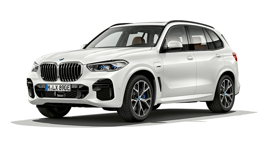 BMW X5 xDrive45e PHEV ze tříčtvrtečního pohledu zepředu BMW X5 xDrive45e PHEV studiová fotografie ze tříčtvrtečního pohledu zepředu