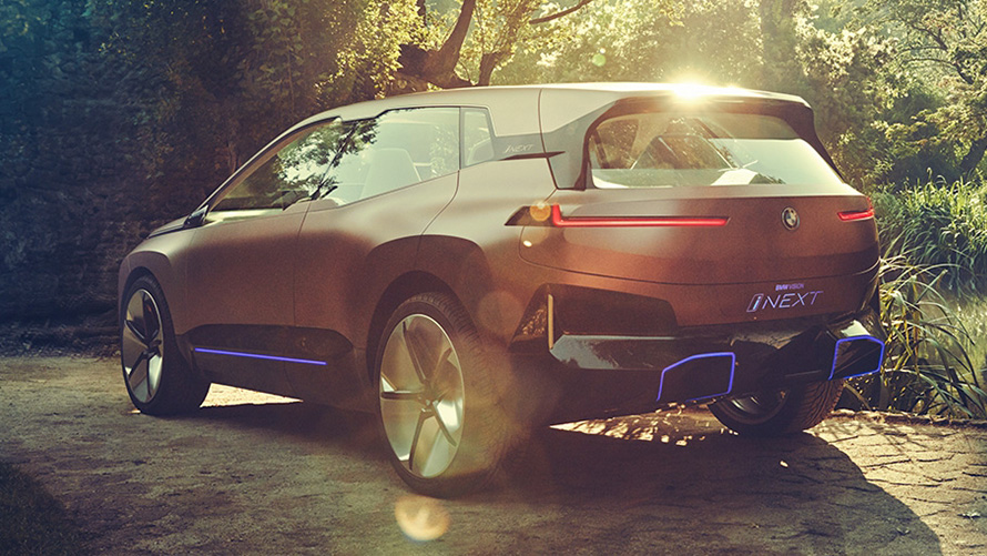 BMW Vision iNEXT s lesem v pozadí BMW Vision iNEXT s lesem v pozadí ze tříčtvrtečního pohledu zepředu
