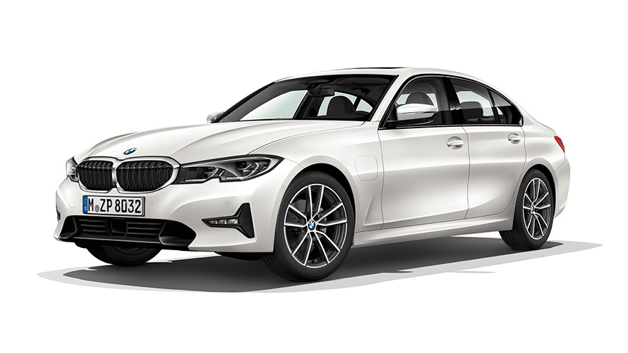 Plug-in hybridní BMW řady 3 Sedan, tříčtvrteční pohled zepředu Plug-in hybridní BMW řady 3 Sedan, studiový záběr, tříčtvrteční pohled zepředu