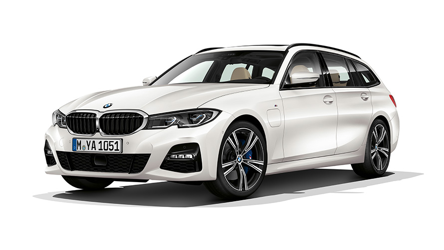 Plug-in hybridní BMW řady 3 Touring, tříčtvrteční pohled zepředu Plug-in hybridní BMW řady 3 Touring, studiový záběr, tříčtvrteční pohled zepředu