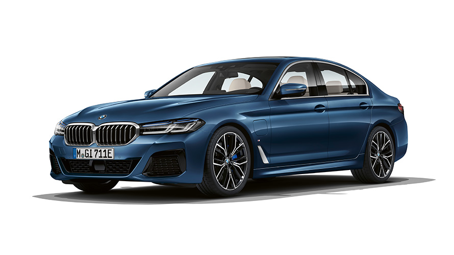 Plug-in hybridní BMW řady 3 Touring, tříčtvrteční pohled zepředu Plug-in hybridní BMW řady 5 Touring, studiový záběr, tříčtvrteční pohled zepředu