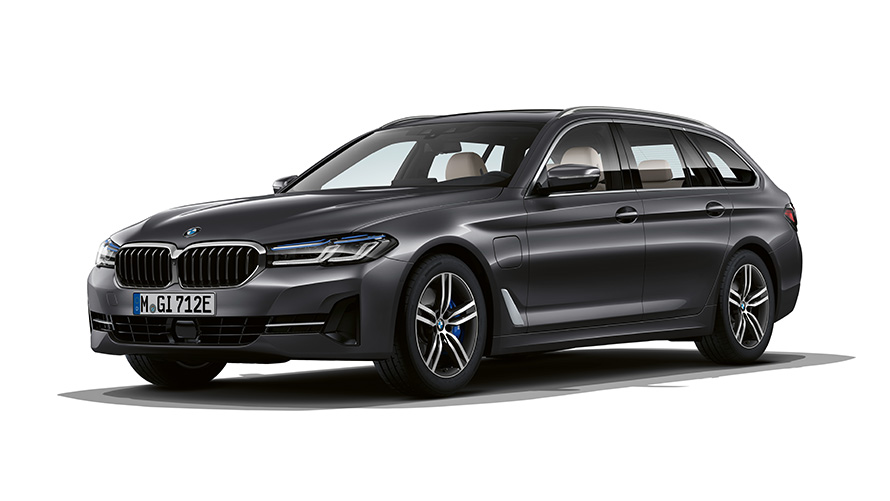 Plug-in hybridní BMW řady 5 Touring, tříčtvrteční pohled zepředu Plug-in hybridní BMW řady 5 Touring, studiový záběr, tříčtvrteční pohled zepředu