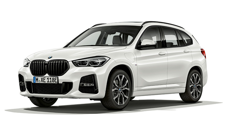 BMW X1 xDrive25e PHEV ze tříčtvrtečního pohledu zepředu BMW X1 xDrive25e PHEV studiová fotografie ze tříčtvrtečního pohledu zepředu