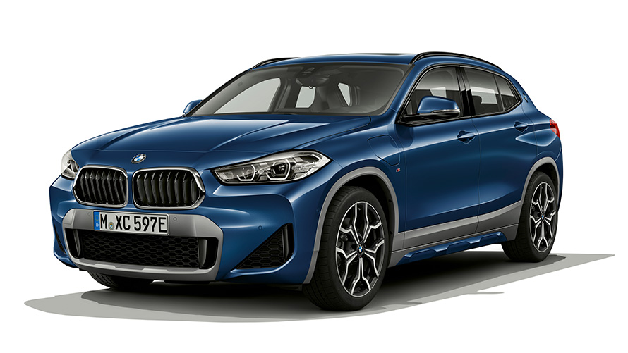 BMW X2 xDrive25e PHEV ze tříčtvrtečního pohledu zepředu BMW X2 xDrive25e PHEV studiová fotografie ze tříčtvrtečního pohledu zepředu