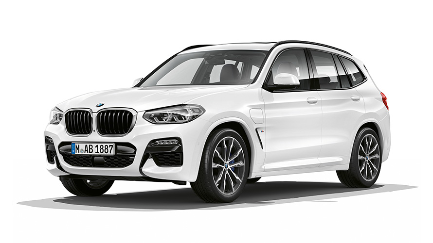 BMW X3 xDrive30e PHEV ze tříčtvrtečního pohledu zepředu BMW X3 xDrive30e PHEV studiová fotografie ze tříčtvrtečního pohledu zepředu
