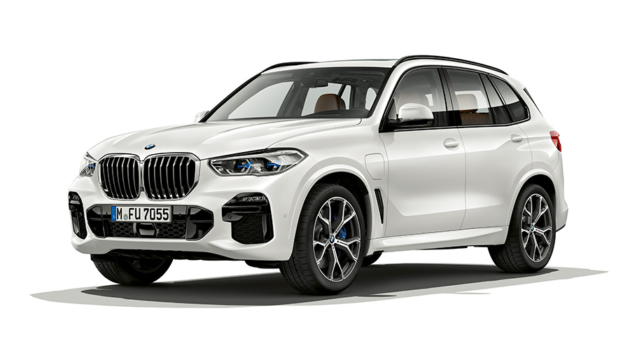 BMW X5 xDrive45e PHEV ze tříčtvrtečního pohledu zepředu BMW X5 xDrive45e PHEV studiová fotografie ze tříčtvrtečního pohledu zepředu