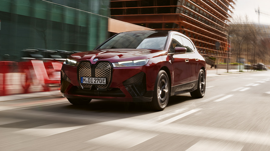 Individualizace BMW Digitální klíč BMW iX i20 BMW Digitální klíč Individualizace BMW iX i20 tříčtvrteční jízdní záběr zepředu na silnici
