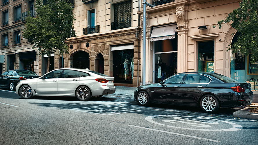 BMW Maps Connected Parking BMW Maps Connected Parking BMW řady 6 Gran Turismo v bílé barvě při parkování