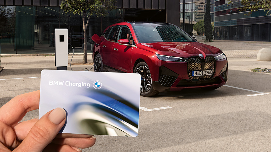 BMW Maps Connected Charging BMW Maps Connected Charging s nabíjecí kartou BMW Charging Card a BMW iX u nabíjecí stanice