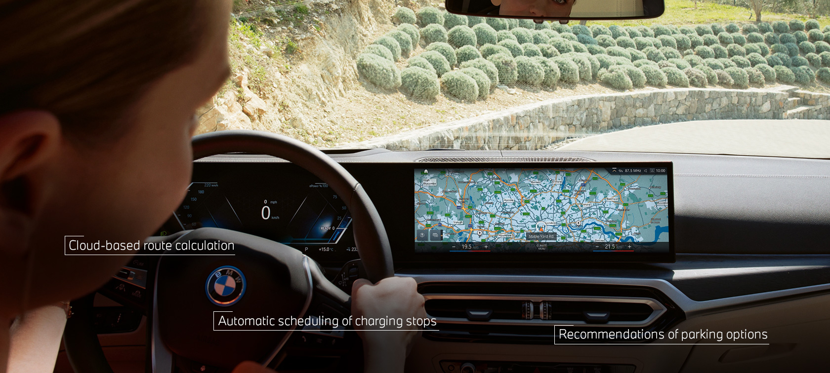 Muž za volantem svého BMW následuje instrukce BMW Maps na kontrolním displeji Muž za volantem svého BMW následuje instrukce BMW Maps na kontrolním displeji