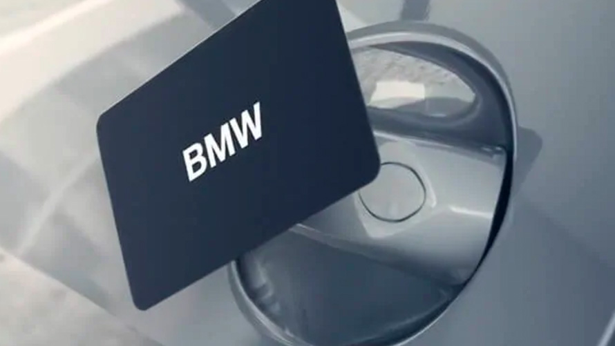 BMW KeyCard Muž odemyká své BMW kartou BMW KeyCard fungující jako digitální klíč.