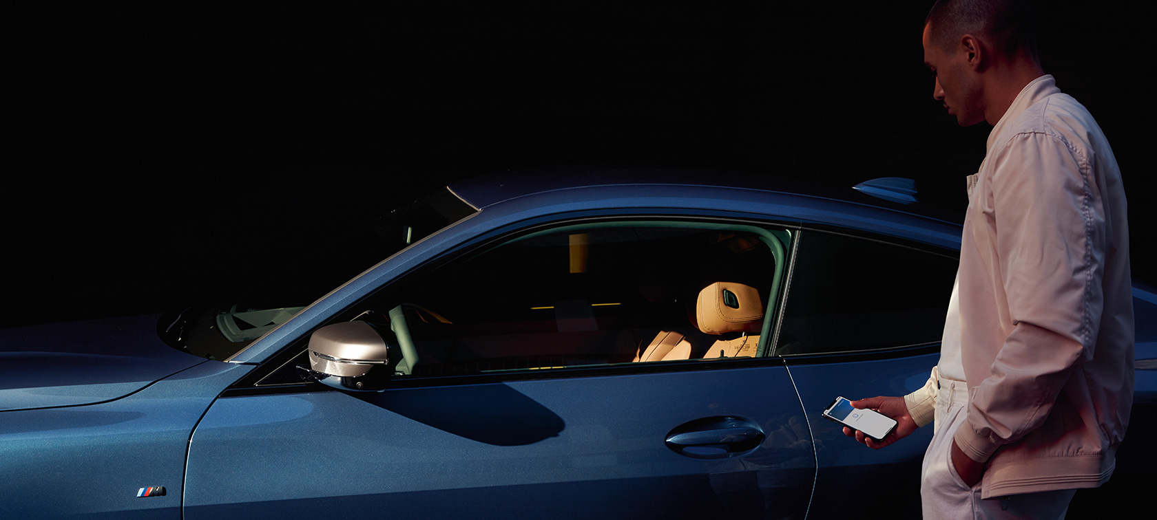 BMW Digitální klíč BMW Digitální klíč aplikace My BMW muž odemyká BMW řady 4 Coupé svým chytrým telefonem