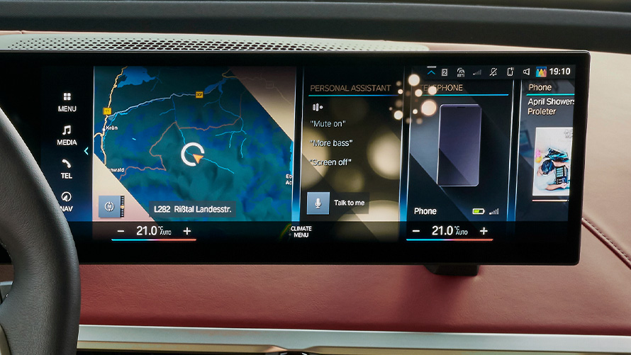 BMW Prohnutý displej s animací BMW Intelligent Personal Assistant BMW Prohnutý displej s animací BMW Intelligent Personal Assistant
