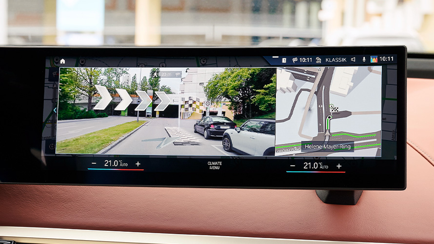 BMW Prohnutý displej se zobrazenou uvítací zprávou a menu nastavení pro přizpůsobení BMW ID BMW Prohnutý displej se zobrazenou uvítací zprávou a menu nastavení pro přizpůsobení BMW ID