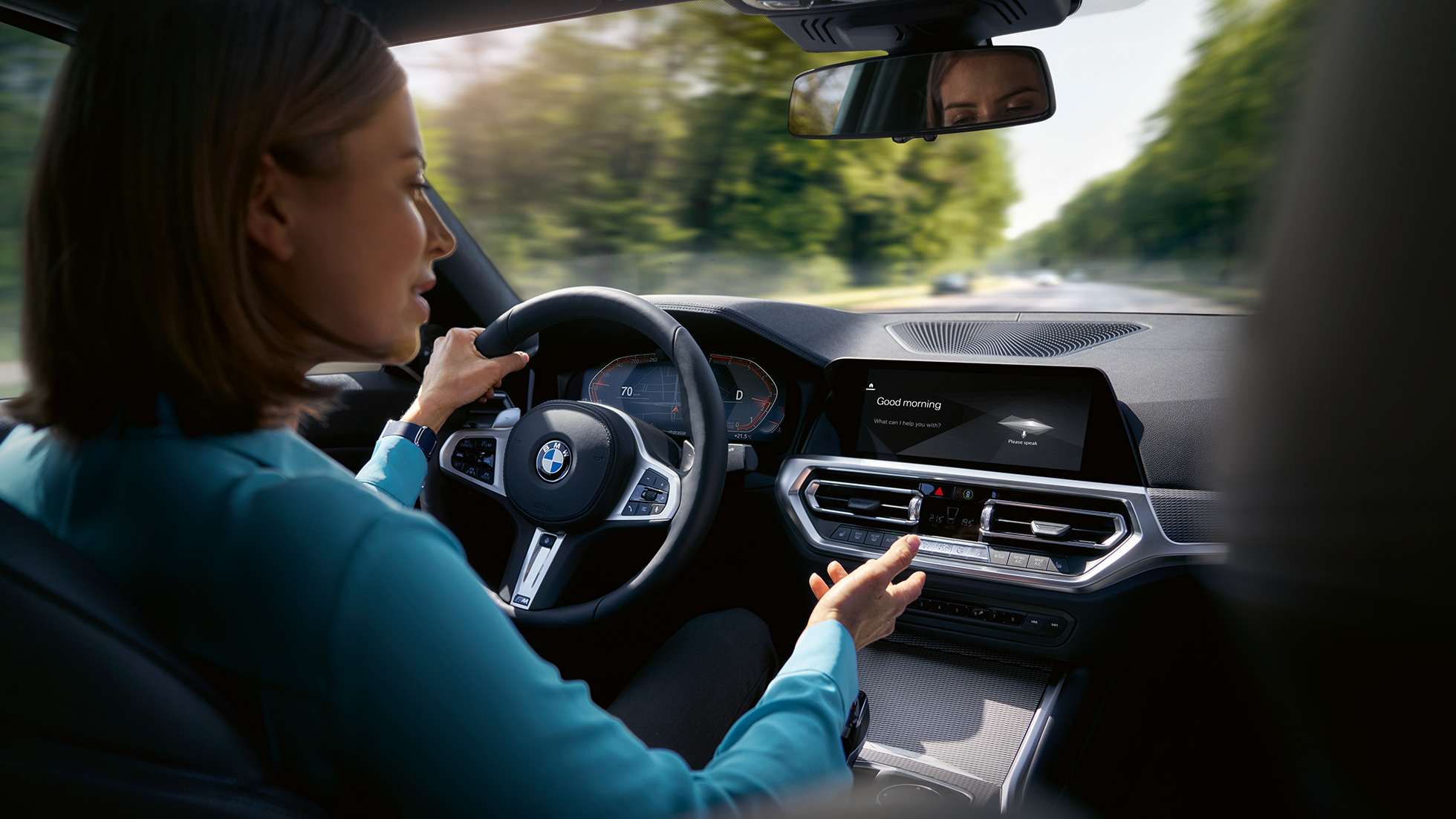 Žena používá BMW Intelligent Personal Assistant ve svém BMW Žena používá BMW Intelligent Personal Assistant od BMW ConnectedDrive ve svém BMW