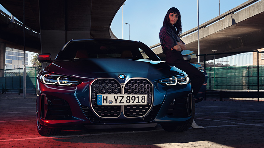 Žena stojí proti BMW řady 4 Coupé Remote Software Upgrade Žena stojí proti BMW řady 4 Coupé
