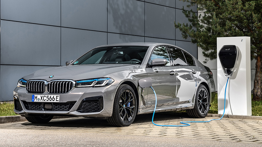 BMW řady 5 Sedan se nabíjí u nabíječky Wallbox Remote Software Upgrade BMW řady 5 Sedan se nabíjí u nabíječky Wallbox