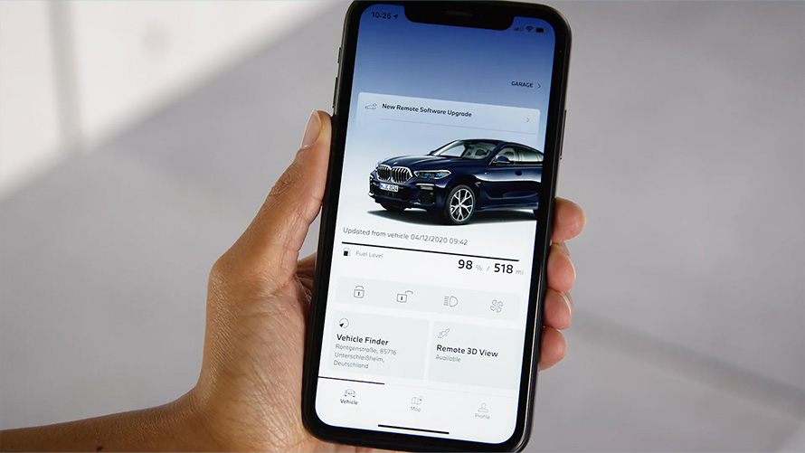 Telefon v ruce s pohledem na aplikaci My BMW Remote Software Upgrade Telefon v ruce s pohledem na aplikaci My BMW