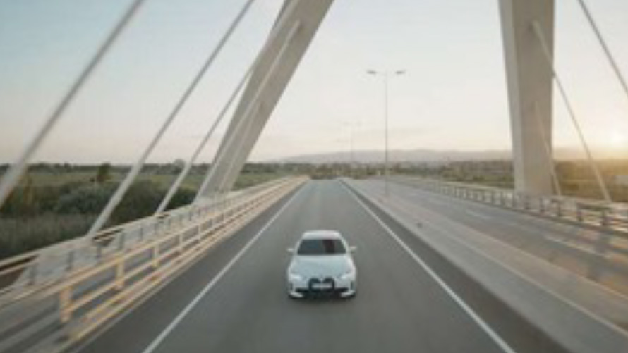 BMW IconicSounds Electric BMW na mostě BMW IconicSounds Electric Jedoucí BMW na mostě