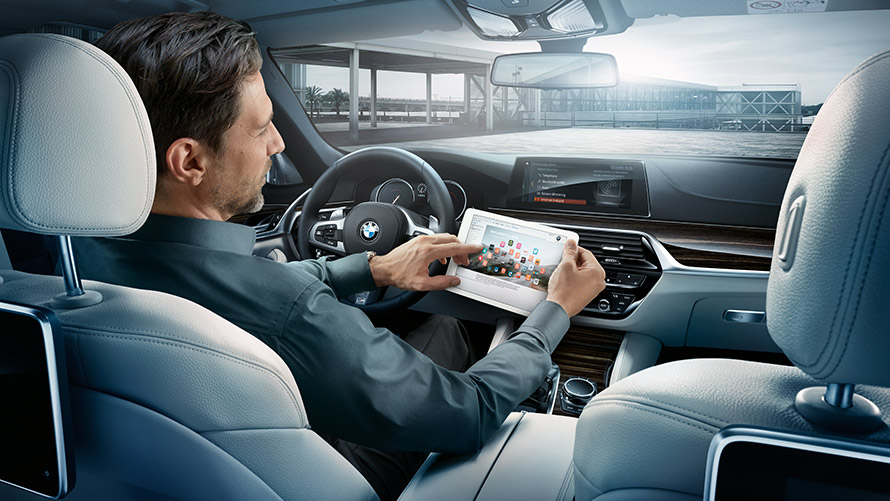 Wi-Fi Hotspot Muž používající Wi-Fi Hotspot v BMW