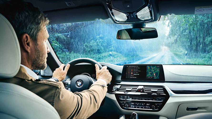 Real Time Traffic Information Muž používá dopravní informace Real Time Traffic Information na displeji BMW