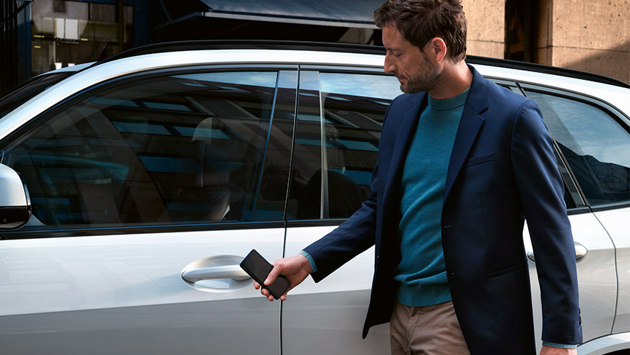 Digital Key Muž otevírá BMW pomocí digitálního klíče Digital Key v chytrém telefonu.