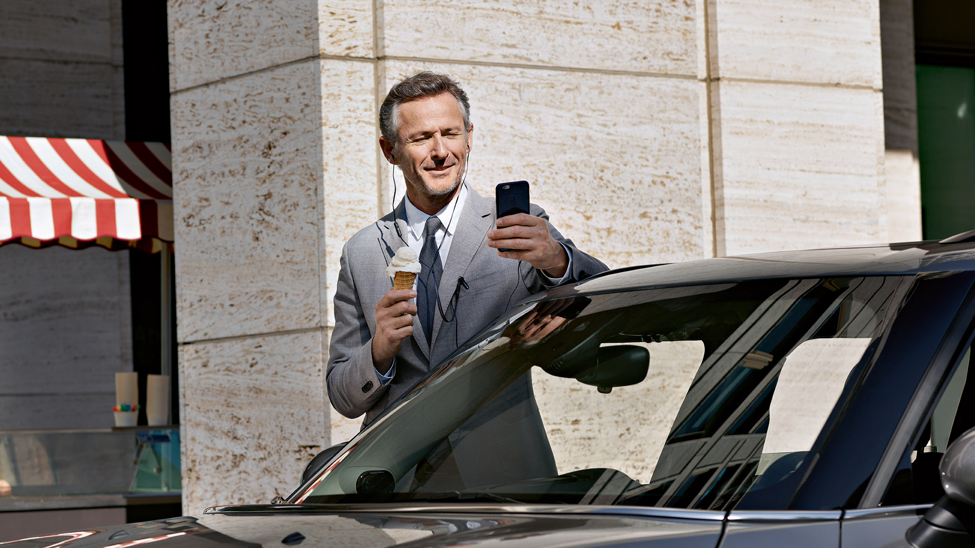 BMW Corporate Aftersales, kontrola financí BMW Corporate Aftersales: Muž jí zmrzlinu a přes chytrý telefon kontroluje své finance