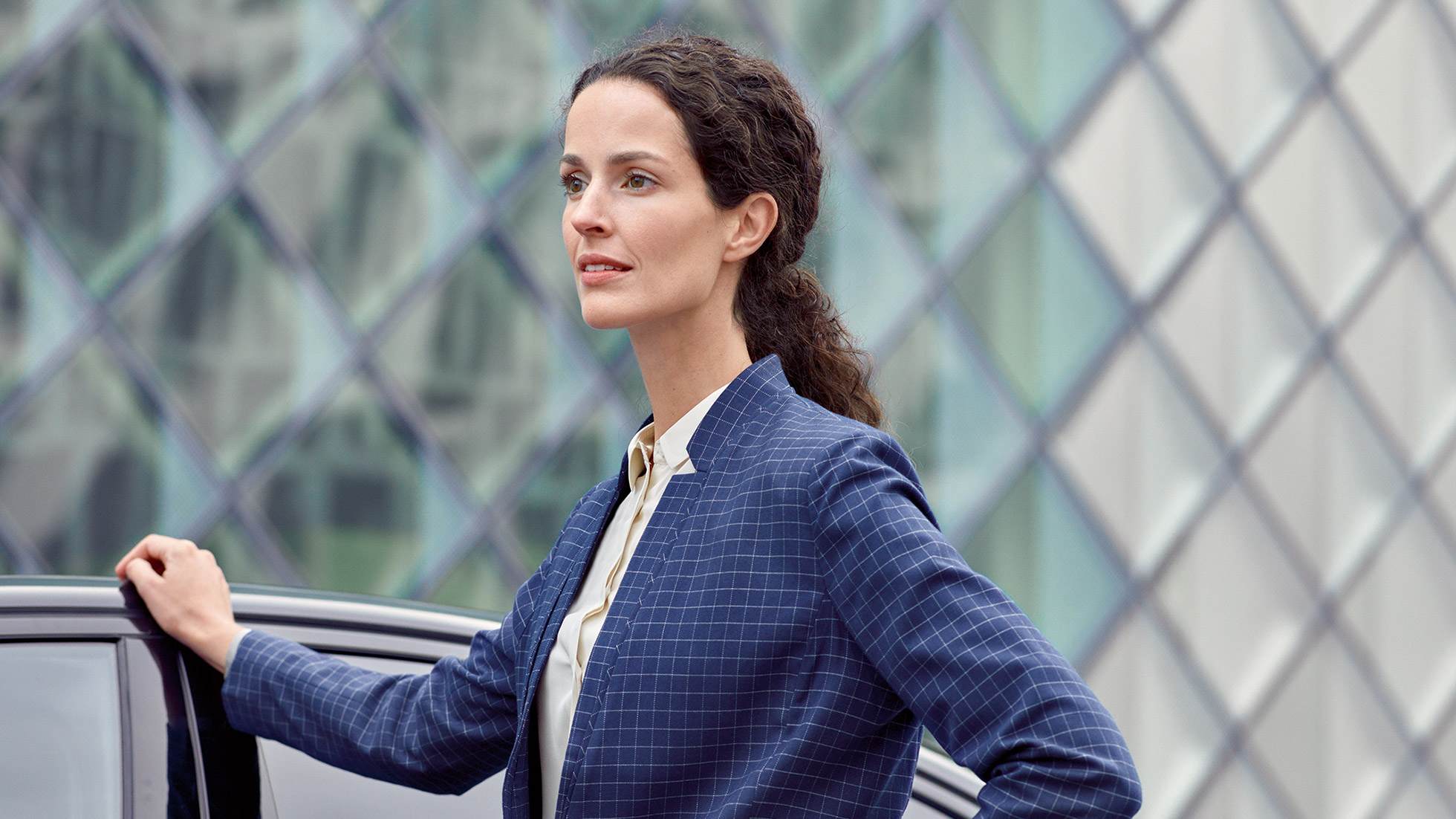 BMW Corporate Aftersales, BMW ConnectedDrive BMW ConnectedDrive: Žena stojí před BMW
