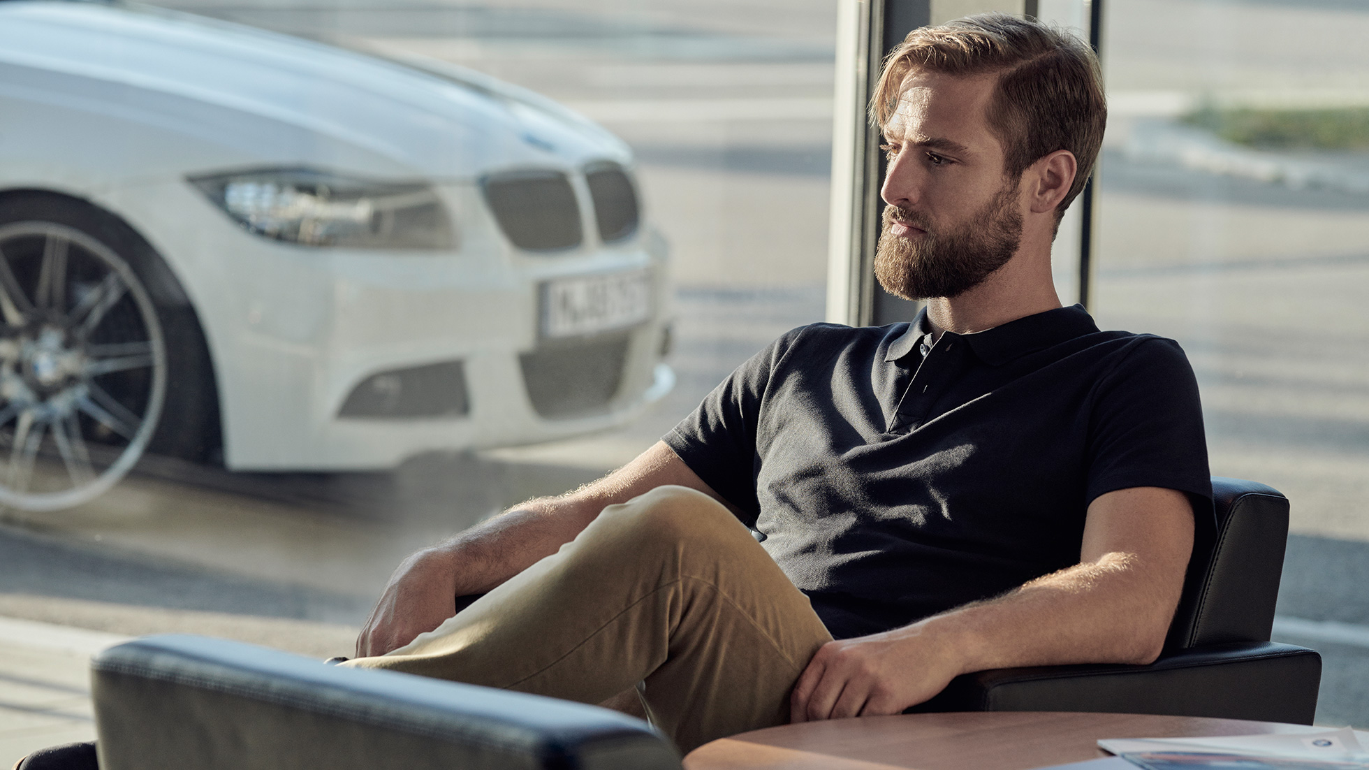 BMW Servis BMW Servis Inclusive Servis BMW Servis BMW Incluzivní Muž uvolněně sedící v obchodním zastoupení BMW