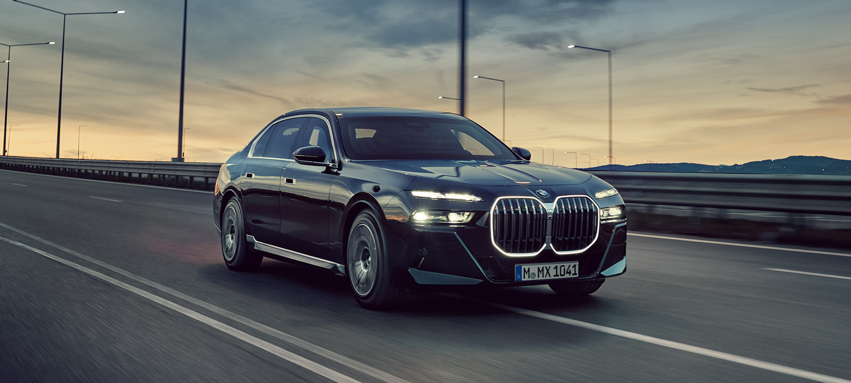 BMW řady 7 Protection G73 1/2 pohled zepředu BMW řady 7 Protection G73 1/2 pohled zepředu na dálnici